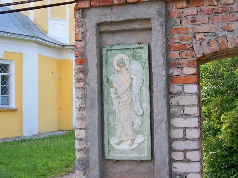 Фигурка ангела на воротах храма