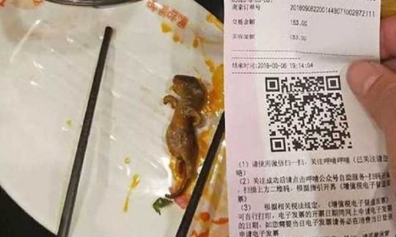 Фотографии крысы быстро разошлись по китайской соцсети Weibo. Пользователи реагировали с возмущением и отвращением.