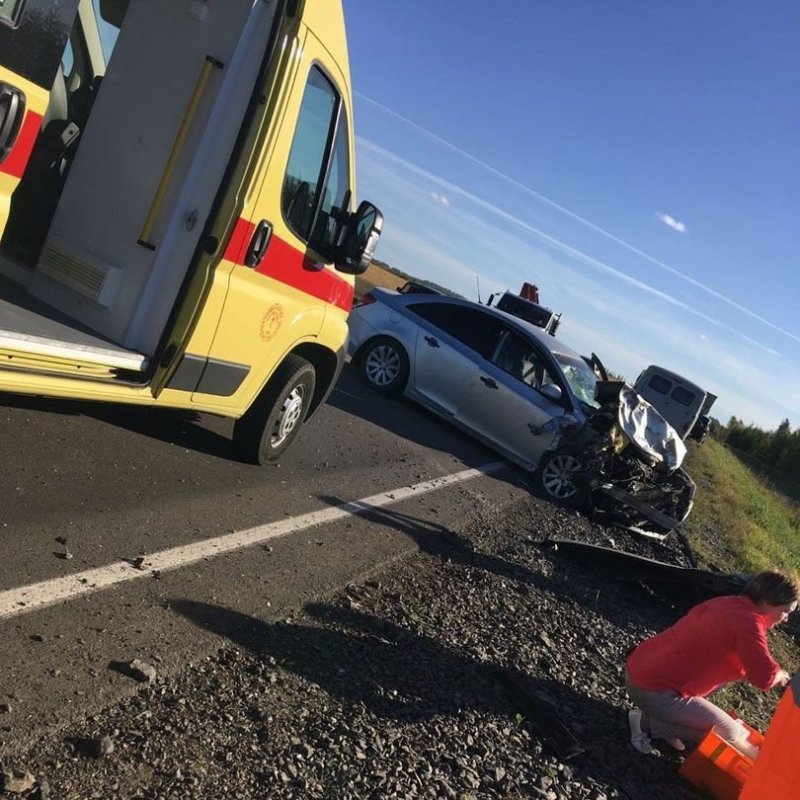 Водителей, а также пассажирку Шевроле с травмами доставили в больницу.