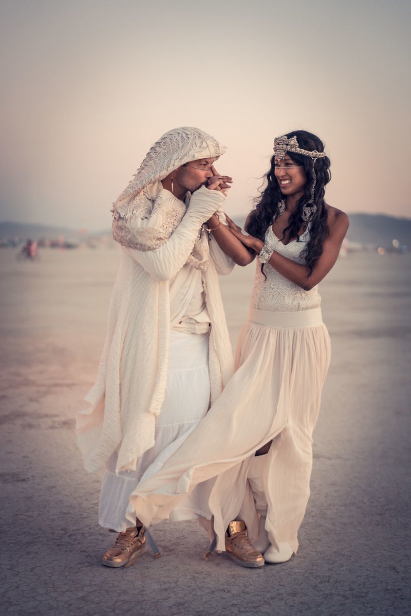 Свадьба в футуристическом стиле на фестивале Burning Man