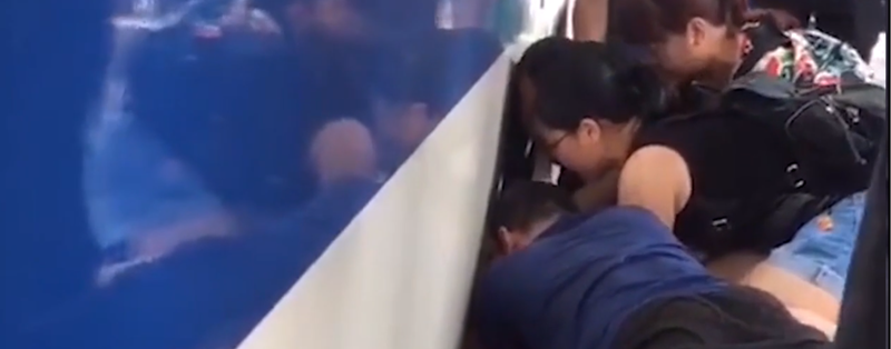 Спасение девочки, упавшей под поезд метро, появилось на видео в сети