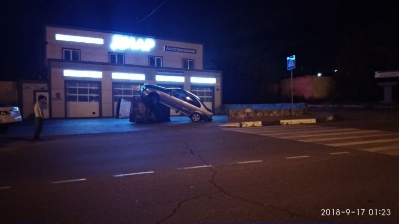 Пьяная компания совершила прыжок на BMW в Домодедово