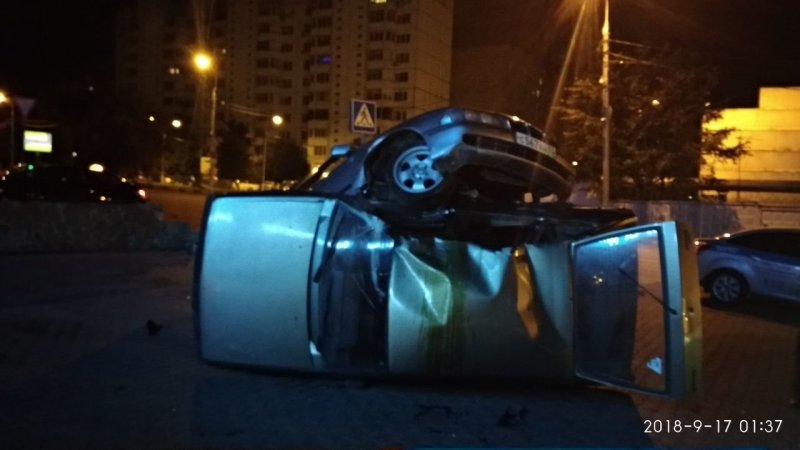 Пьяная компания совершила прыжок на BMW в Домодедово