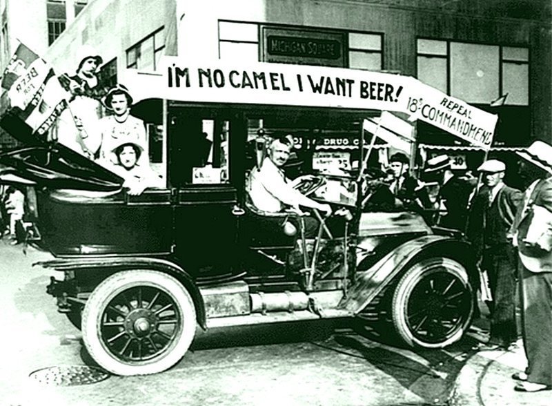«Я не верблюд, я хочу пива», протест против запрета алкоголя за рулём. 1920-е годы. (Жрёт пиво за рулем ОН, но протестуют эти как их - "фемен"