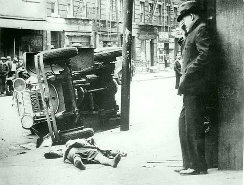 Человек узнает, что жертвой автомобильной катастрофы была его собственная жена. Бруклин, 1936
