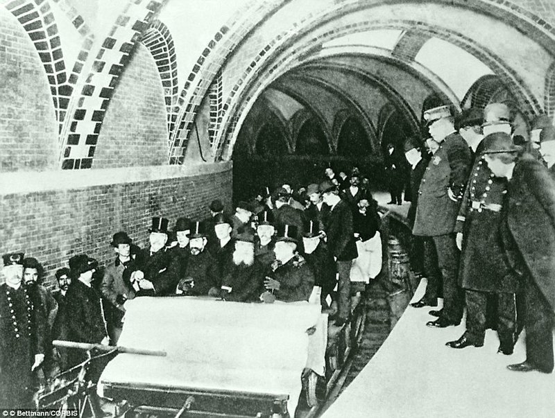 Первые официальные пассажиры  метро в Нью-Йорке, 1904