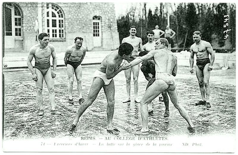Французские борцы сражаются на замороженном плавательном бассейне в Школе атлетов в Реймсе, около 1910 года