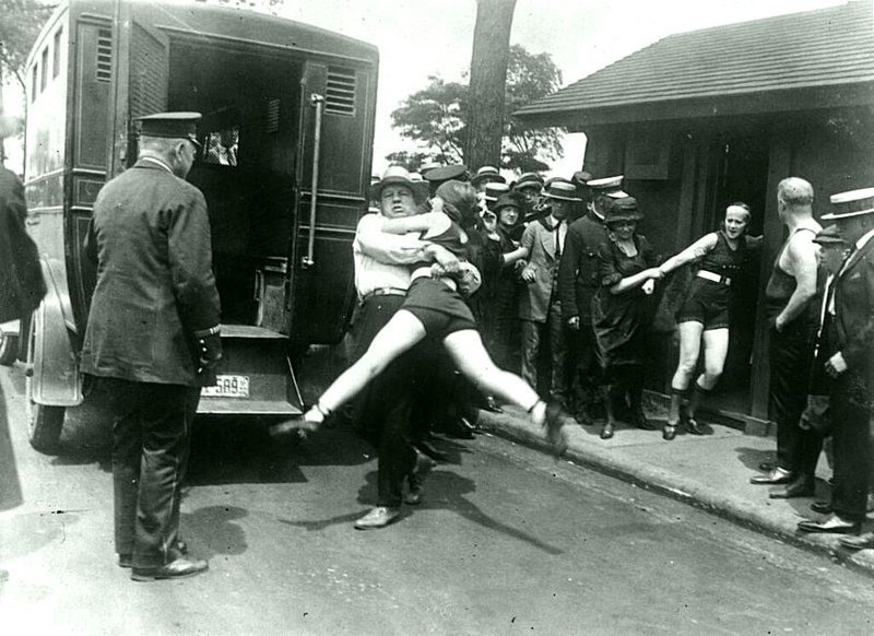 Женщин в Чикаго арестовывают за слишком откровенные купальные костюмы. 1922