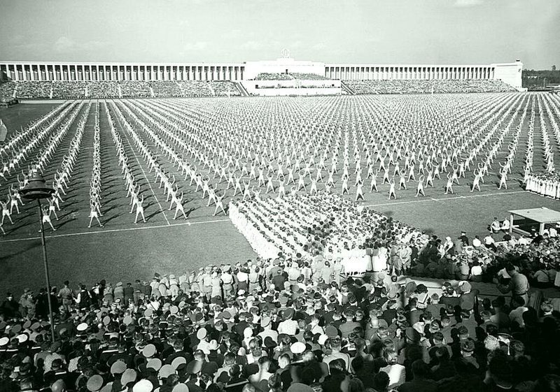 Гитлер и тысячи других наблюдают демонстрацию массовой гимнастики в «День сообщества». Нюрнберг, 1938