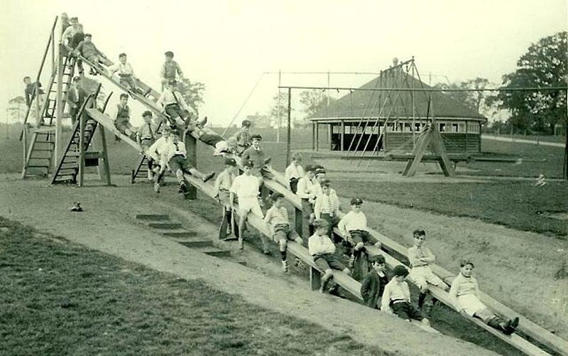 Детская площадка в  Великобритании, 1922 год.