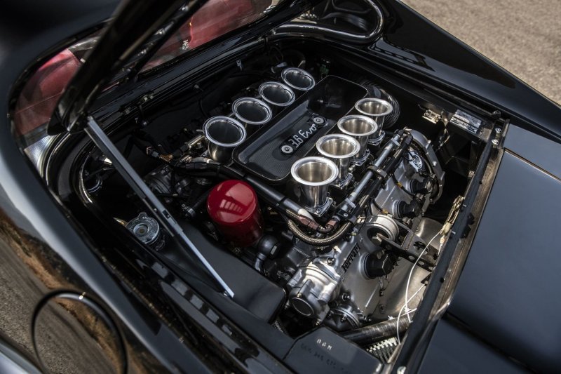 В Dino 246 GTS Дэвида установили великолепный V8 от легендарного Ferrari F40 (последний суперкар, разработанный при жизни Энцо Феррари). Правда, пришлось лишить его турбин, поскольку в компактный моторный отсек Dino они не помещались.