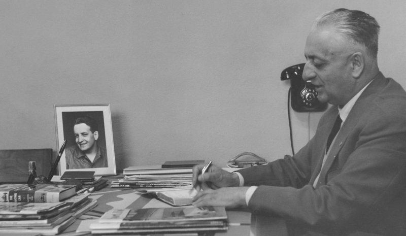 Энцо Феррари с портретом сына Альфредо (Дино) на рабочем столе. 1958 год.