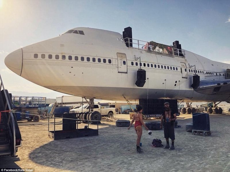 После фестиваля Burning Man в пустыне забыли самолет