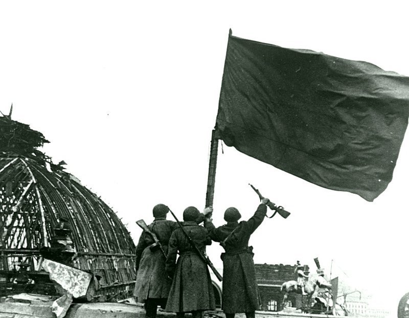 45. Советские бойцы и одно из знамен, водруженных над Рейхстагом.