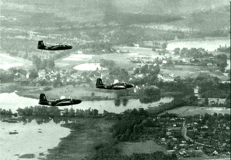 24. Советские самолеты в небе над Берлином. 1945