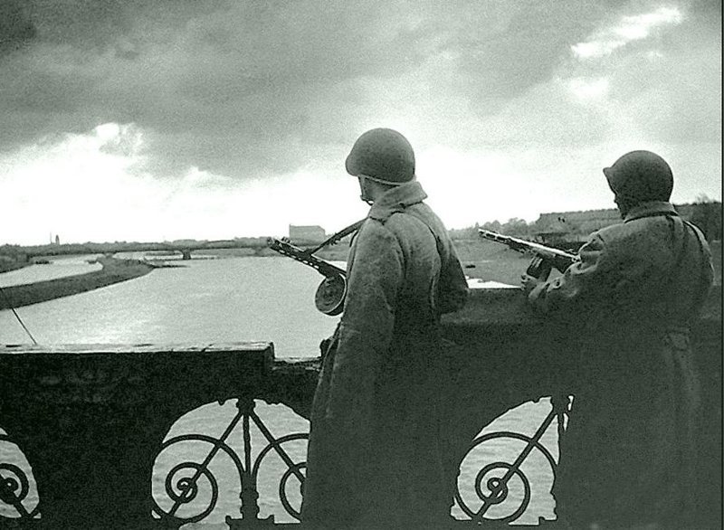 25. Советские солдаты смотрят через реку Одер в сторону Берлина. Март 1945 г.