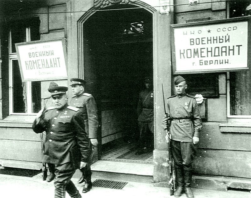 39. Первый комендант Берлина генерал-полковник Николай Эрастович Берзарин выходит из здания комендатуры.