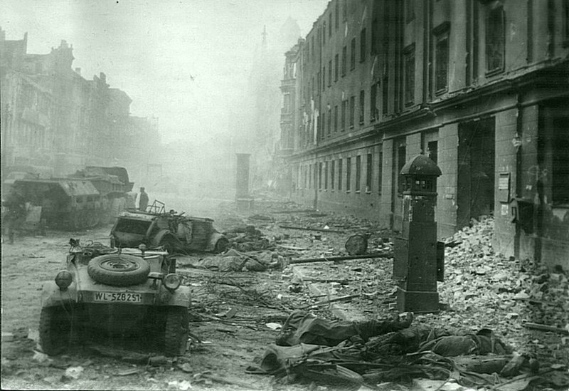 43. Подбитая техника 11-й дивизии СС «Нордланд» на перекрестке улиц Фридрихштрассе и Райнхардштрассе в Берлине.