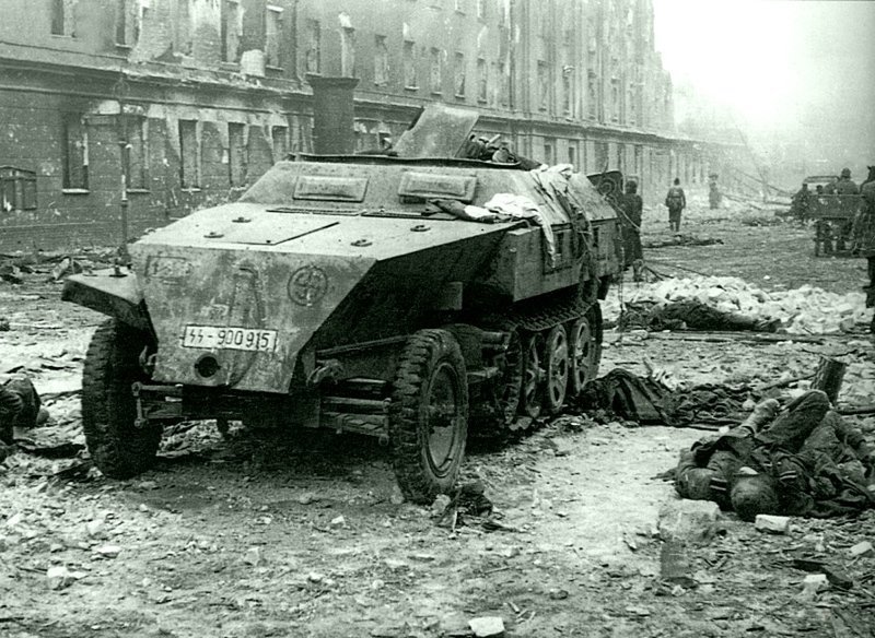 44. Подбитый бронетранспортер Sd.Kfz.250 из состава 11-й дивизии СС «Нордланд» на улице Фридрихштрассе (Friedrichstraße) в Берлине.