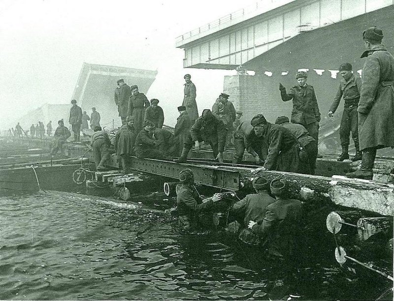 20. Советские солдаты строят понтонный мост на реке Одер. 1945
