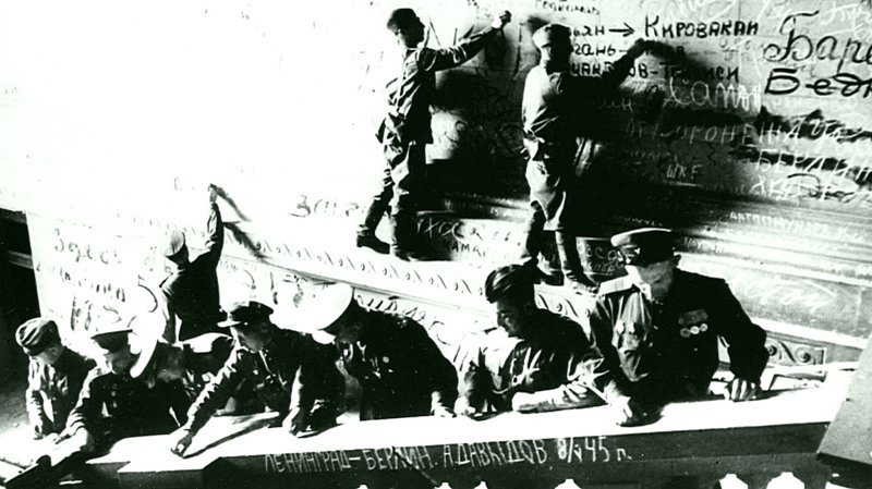 16. Советские военнослужащие оставляют свои автографы внутри Рейхстага.