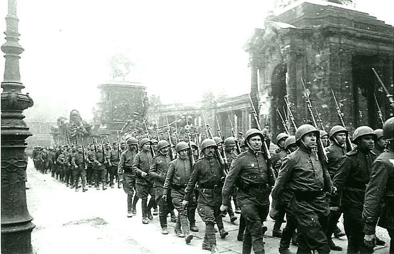13. Советские войска маршируют на улицах Берлина. 1945
