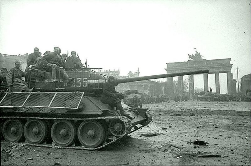 14. Советский танк у Бранденбургских ворот. 1945