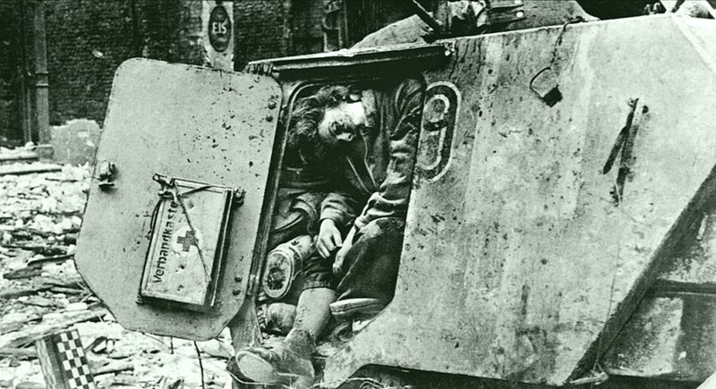 36. Погибшая немецкая женщина в бронетранспортере. Берлин, 1945 год.