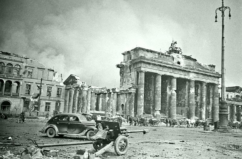 11. Вид на Бранденбургские ворота во взятом Берлине. Май 1945 года. На переднем плане советская дивизионная пушка ЗИС-3.