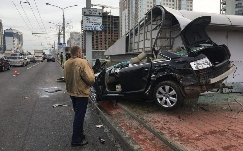 Серьезное ДТП в Минске: пассажирку пришлось вызволять спасателям