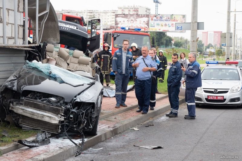 Серьезное ДТП в Минске: пассажирку пришлось вызволять спасателям