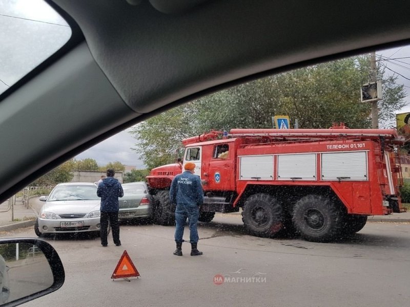 Пожарная машина столкнулась с двумя легковушками в Магнитогорске