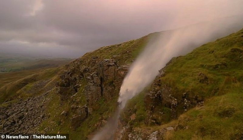 Сильнейшие ветры шторма "Хелен" в Великобритании подняли вверх водопад