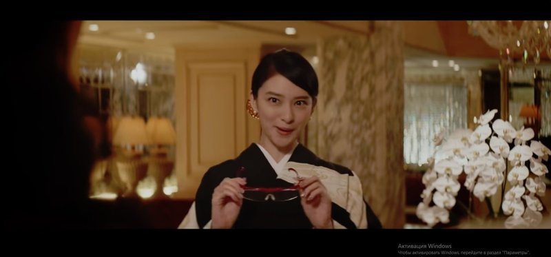 В Японии выпустили рекламу, крепость очков в которой проверяют женскими ягодицами: видео