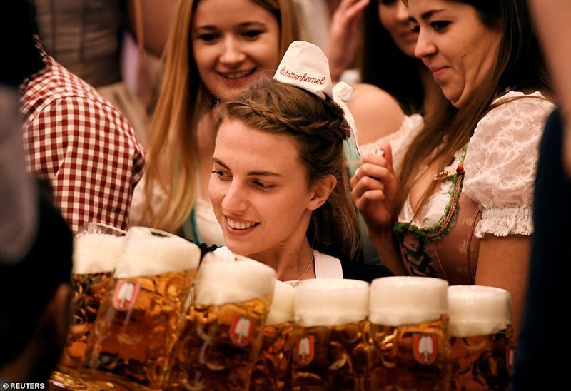 На "Октоберфесте" ежегодно выпивается около 7 млн литров пива