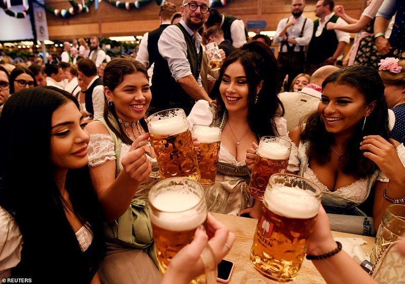 Цены на пиво в этом году опять выросли. Литровая кружка стоит до 11,50 евро