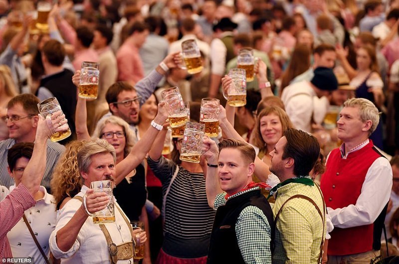 Все чокаются пивом на открытии фестиваля