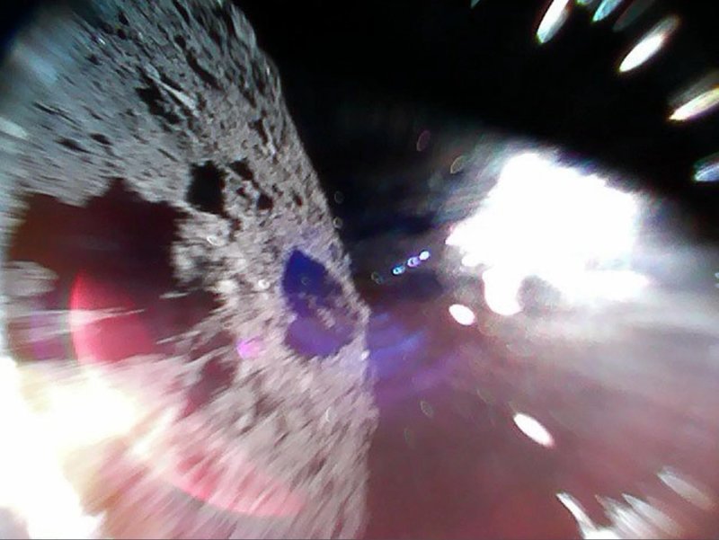 Японские роверы успешно сели на поверхность астероида и прислали первые фотографии