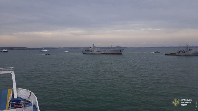 Украинский флот прошел под Крымским мостом