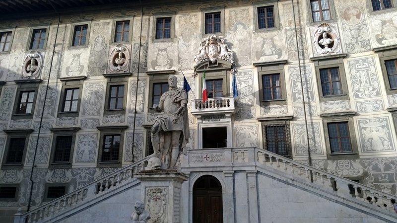 Рядом с университетом статуя Козимо I