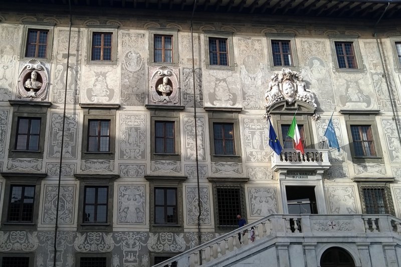 Сейчас в этом красивом здании, где учился Галилей, находится Высшая Нормальная школа - Scuola Normale Superiore, которая выпустила трех нобелевских лауреатов. 