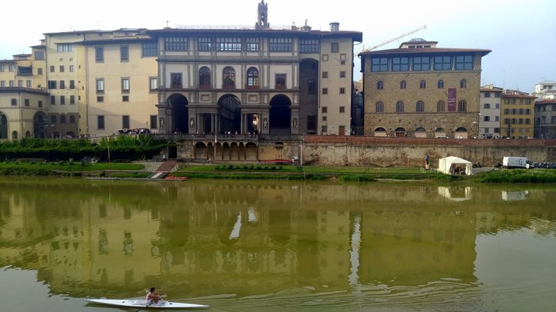 Дворец Медичи во Флоренции (справа), где жил и работал Галилей. Рядом в центре Галерея Уффицци. В этом доме открыли интересный музей с артефактами Медичи и Галилея, в следующий раз обязательно зайду к Галилею.