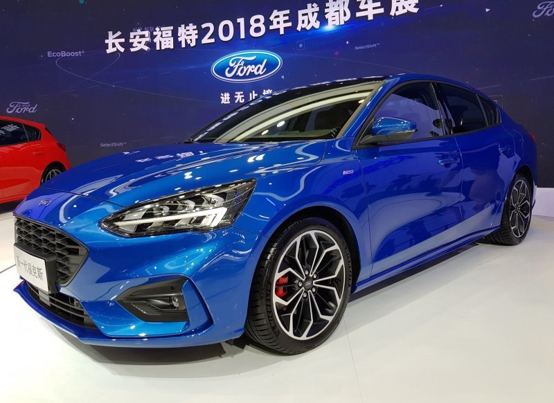 Новый Ford Focus предстал в Китае и как седан, и как хэтчбек