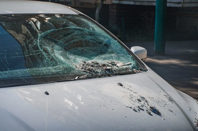 В результате падения кинескопа, у машины полностью разбито лобовое стекло, поврежден капот и крылья. По предварительным данным ремонт обойдется в сумму около 1 тысячи долларов.