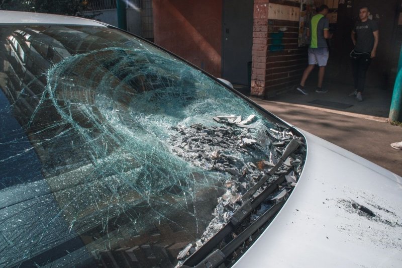 Ревнивый мужчина сбросил из окна телевизор на автомобиль ухажера своей бывшей