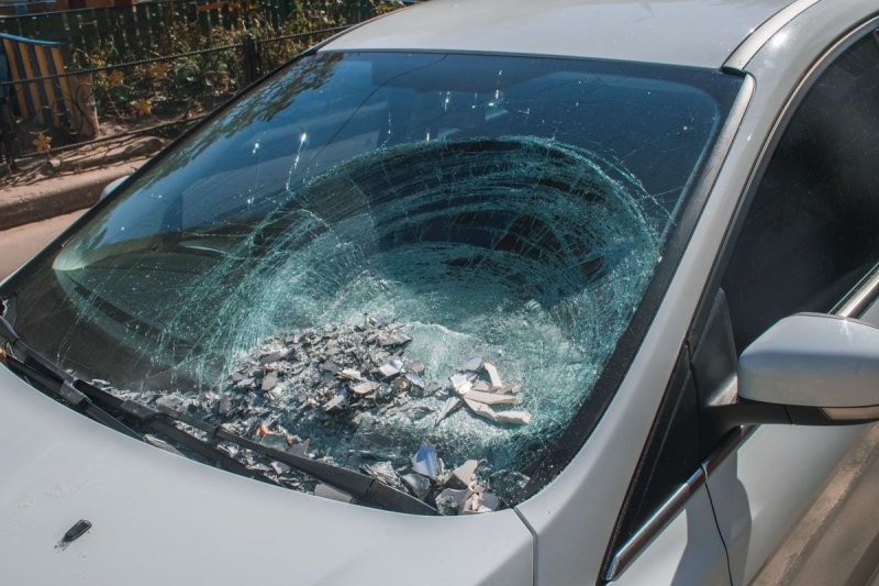 Ревнивый мужчина сбросил из окна телевизор на автомобиль ухажера своей бывшей