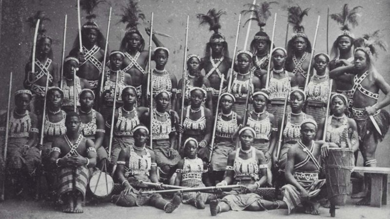 В западноафриканском королевстве Дагомея существовало воинское формирование целиком состоящее из женщин. Многие французские солдаты поначалу отказывались стрелять в этих амазонок, из-за чего несли большие потери