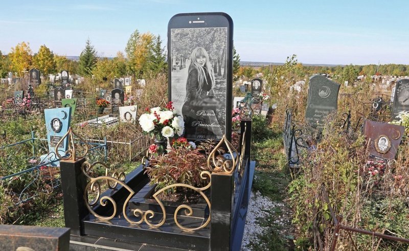 Абонент вне зоны доступа: на могиле в Уфе установили памятник в виде iPhone