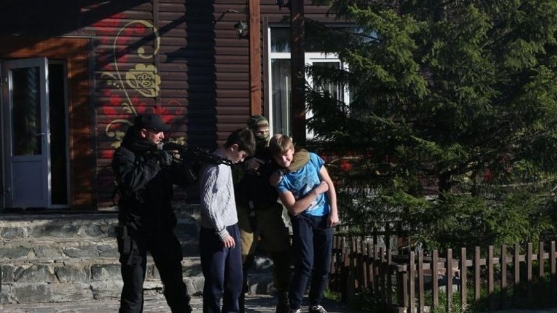 В память о Беслане в Екатеринбурге устроили показательный захват заложников: видео
