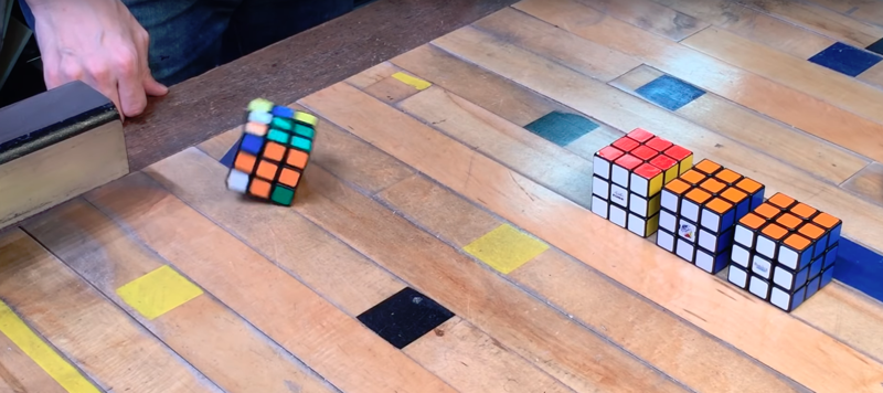 Японский конструктор сделал кубик Рубика, который собирает себя сам: видео